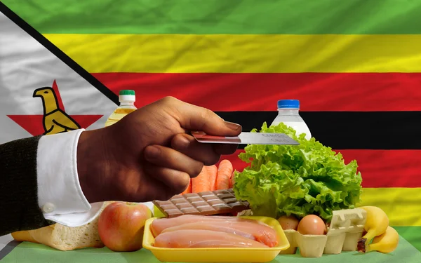 ジンバブエでのクレジット カードでの食料品の購入 — ストック写真