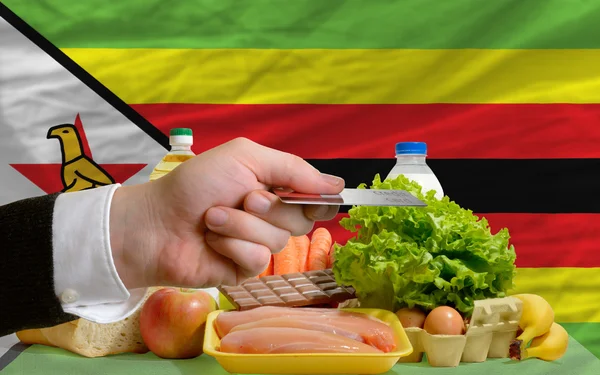 ジンバブエでのクレジット カードでの食料品の購入 — ストック写真
