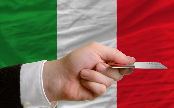 Покупка с помощью кредитной карты в Италии — стоковое фото