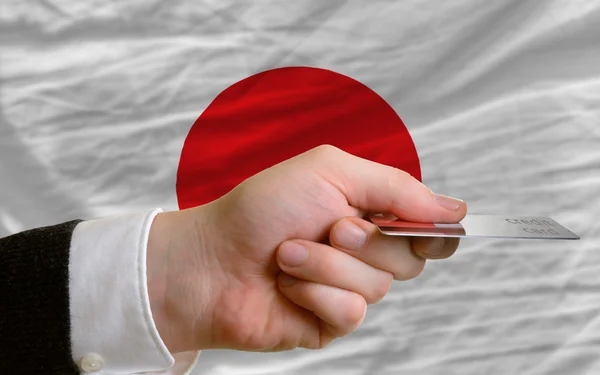 Покупка с помощью кредитной карты в Японии — стоковое фото
