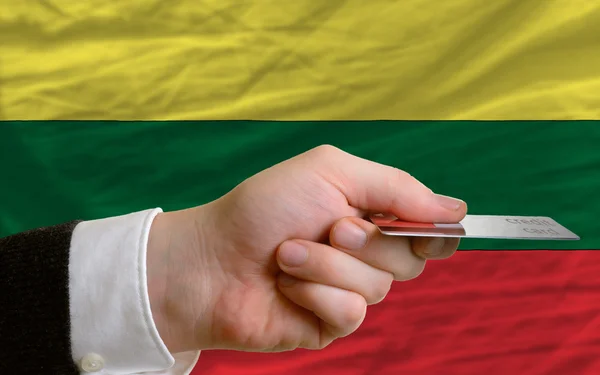 Покупка с помощью кредитной карты в Литве — стоковое фото