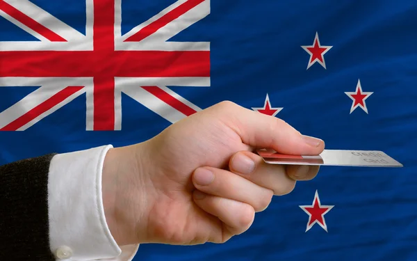 Покупка с помощью кредитной карты в Новой Зеландии — стоковое фото