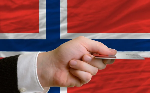 Покупка с помощью кредитной карты в Норвегии — стоковое фото