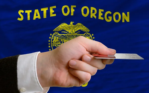 Покупка с помощью кредитной карты в нашем штате Орегон — стоковое фото