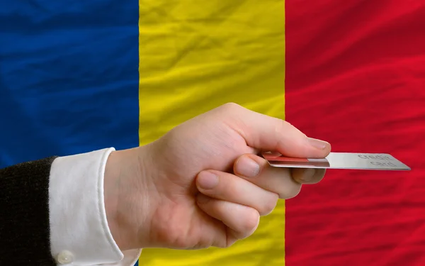 Покупка с помощью кредитной карты в Румынии — стоковое фото