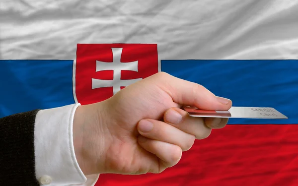 Покупка с помощью кредитной карты в Словакии — стоковое фото