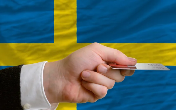 Покупка с помощью кредитной карты в Швеции — стоковое фото