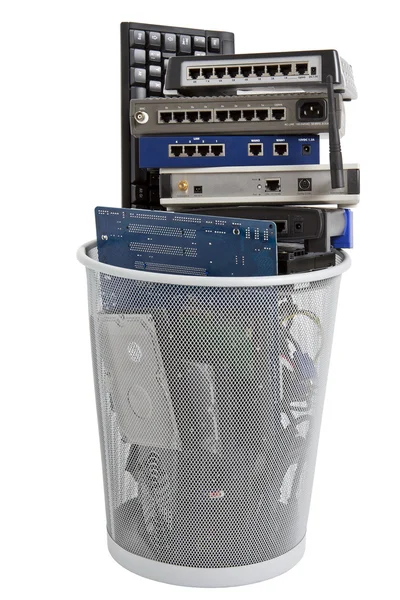 Електронний брухт у сміттєвій банці — стокове фото
