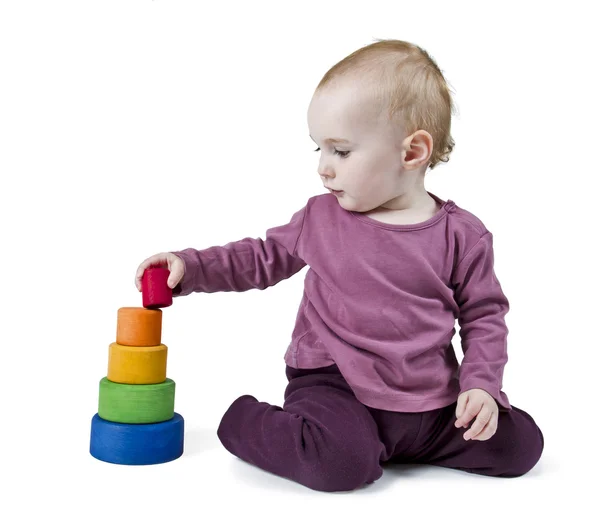 Молода дитина грає з барвистими блоками іграшок — стокове фото