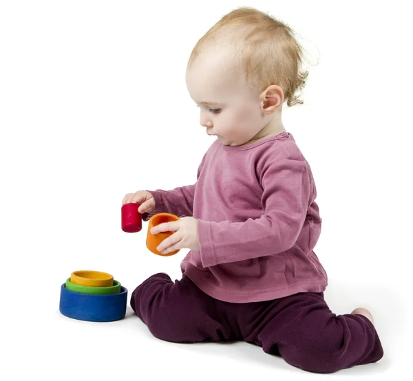 Niño pequeño jugando con bloques de juguete coloridos — Foto de Stock