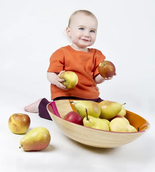 Baby mit Äpfeln — Stockfoto