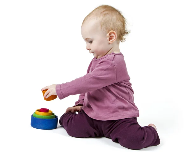 Μικρό παιδί που παίζει με το μπλοκ πολύχρωμο παιχνίδι — Φωτογραφία Αρχείου