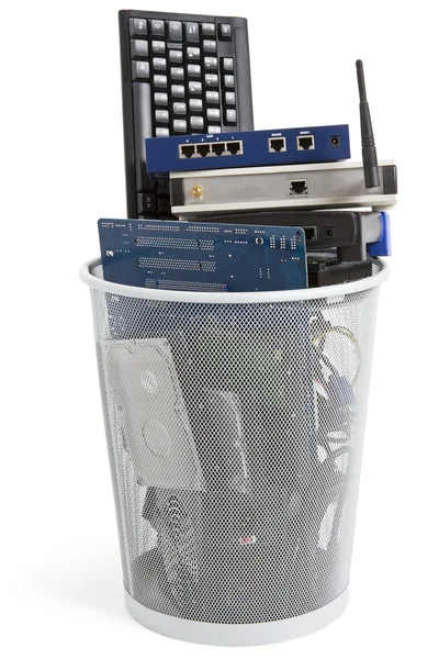 Déchets électroniques dans la poubelle — Photo