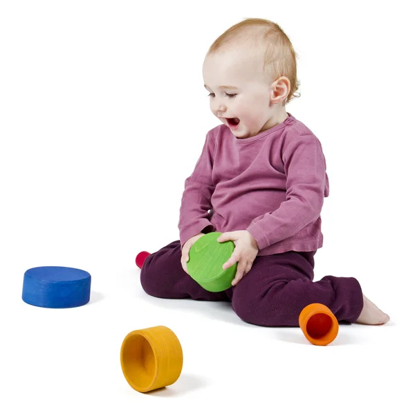 Malé dítě hraje s barevnými hračka bloky — Stock fotografie