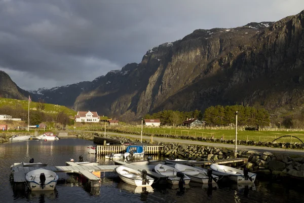 Kleiner Hafen mit Bergen im Hintergrund — Stockfoto