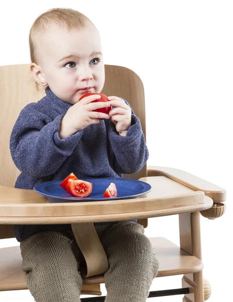 Маленька дитина їсть у високому кріслі — стокове фото