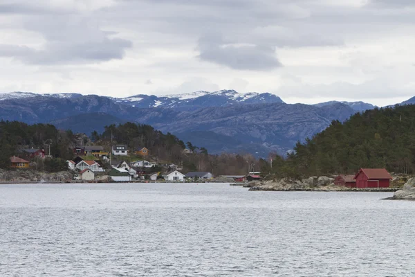Krajina v Norsku - pobřeží fjordu — Stock fotografie
