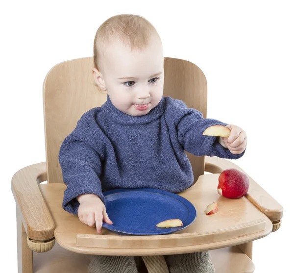 Criança comendo em cadeira alta — Fotografia de Stock