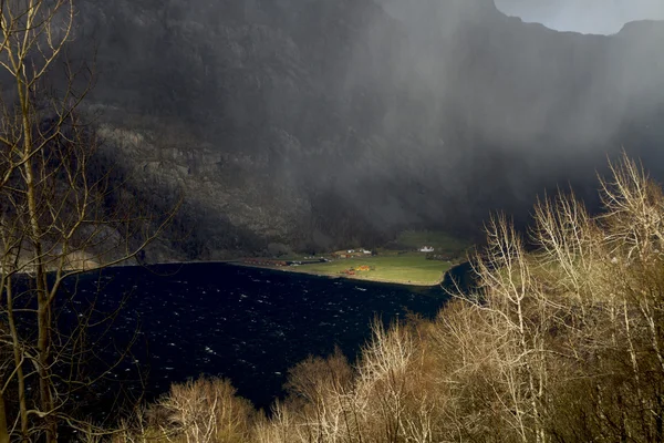 Долина в Норвегии в переменчивую погоду — стоковое фото