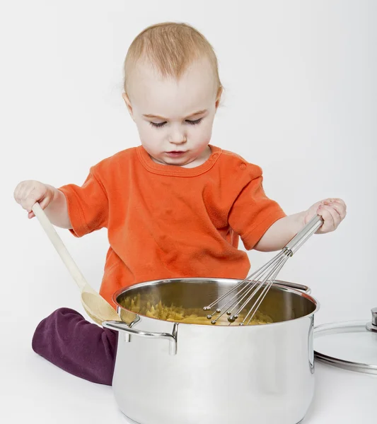 Bébé avec grand pot de cuisson — Photo