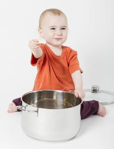 Baby met grote kookpot — Stockfoto