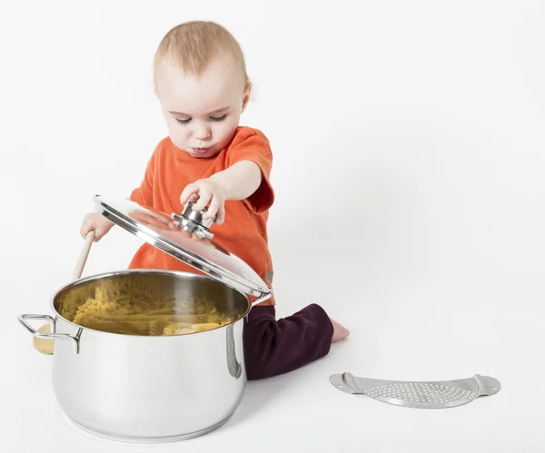 Barnet med stora kokkärl — Stockfoto
