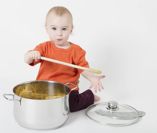 Barnet med stora kokkärl — Stockfoto