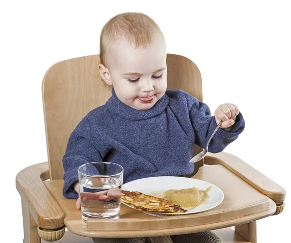 Niño pequeño comiendo en silla alta — Foto de Stock