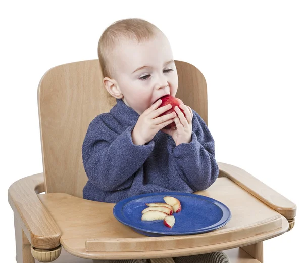 Fiatal gyerek eszik őszibarack, etetőszék — Stock Fotó