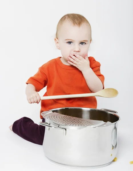 Bebé con olla grande y cuchara de madera —  Fotos de Stock
