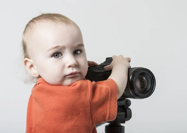 Criança pequena com câmera digital — Fotografia de Stock
