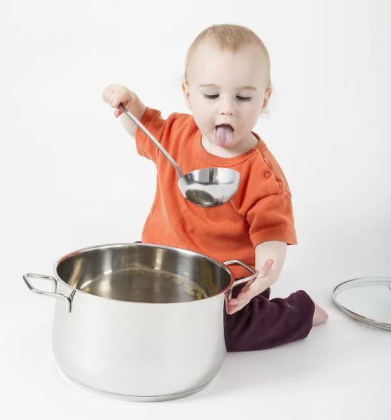 Dítě s velký hrnec na vaření — Stock fotografie