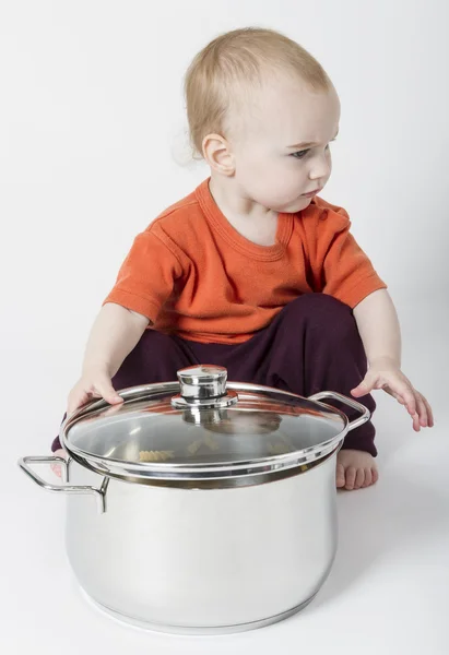 Bebê com panela grande — Fotografia de Stock