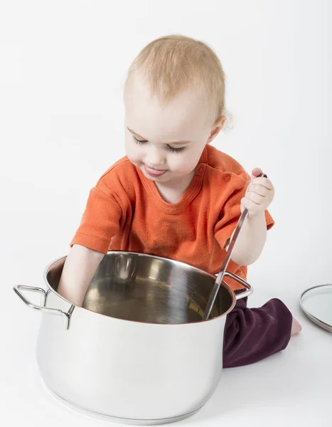 Baby mit großem Kochtopf — Stockfoto