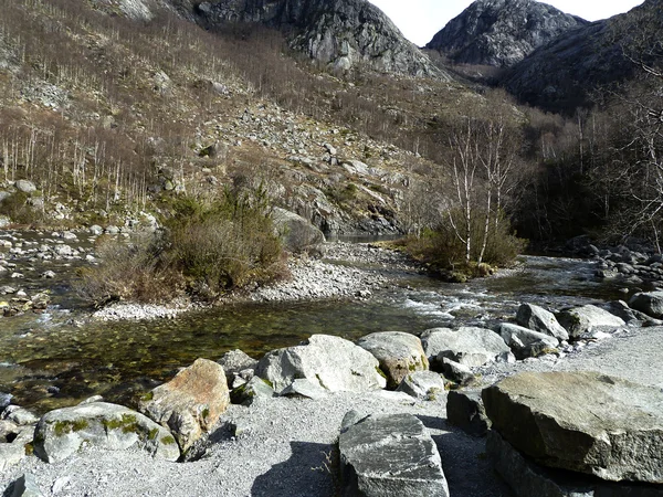 Piccolo fiume sulle montagne del norway — Foto Stock