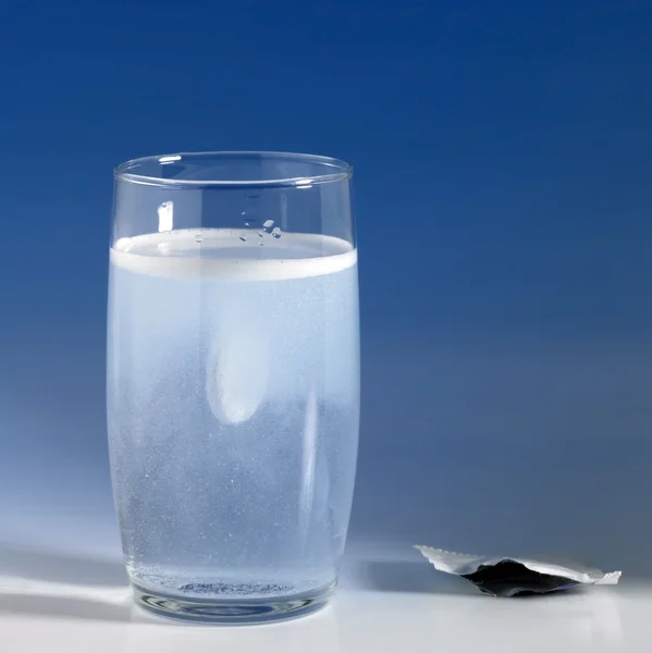 Tabletka musująca w szklance wody — Zdjęcie stockowe
