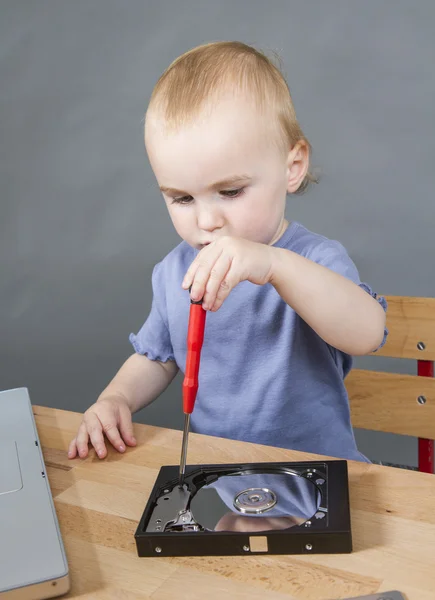 Niño pequeño trabajando en disco duro abierto —  Fotos de Stock