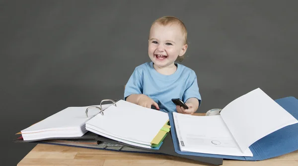 Kind met papierwerk bij receptie — Stockfoto