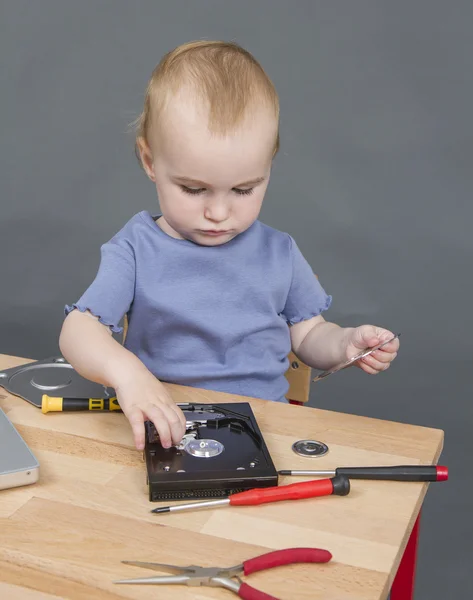 Дитина працює на відкритому жорсткому диску — стокове фото