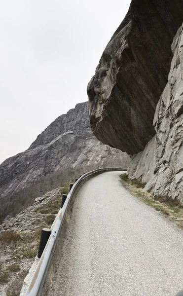 Roca colgando sobre la carretera — Foto de Stock