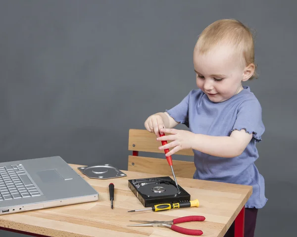 Enfant travaillant sur un disque dur ouvert — Photo