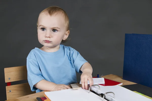 Dziecko w małe biurko — Zdjęcie stockowe