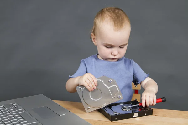 Réparation d'enfants disque dur ouvert — Photo