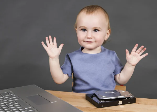 Enfant avec disque dur ouvert — Photo