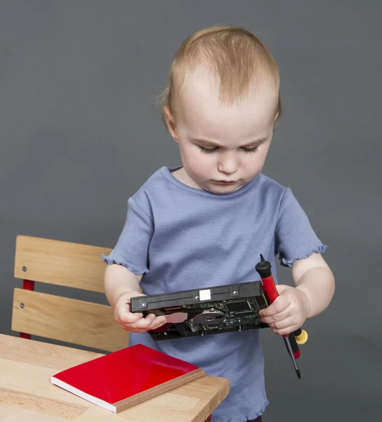Dítě s pevným diskem a nástrojů — Stock fotografie