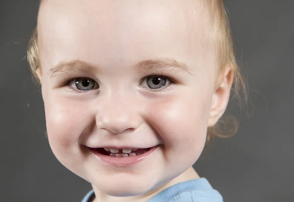 Portret van een jong kind — Stockfoto