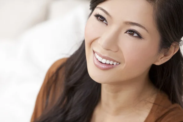 Schöne chinesische orientalische asiatische Frau lächelnd — Stockfoto