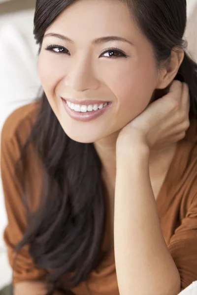 Bela feliz jovem asiático chinês mulher ou menina — Fotografia de Stock