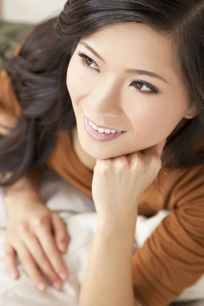 Porträtt vacker ung asiatisk kinesisk kvinna — Stockfoto