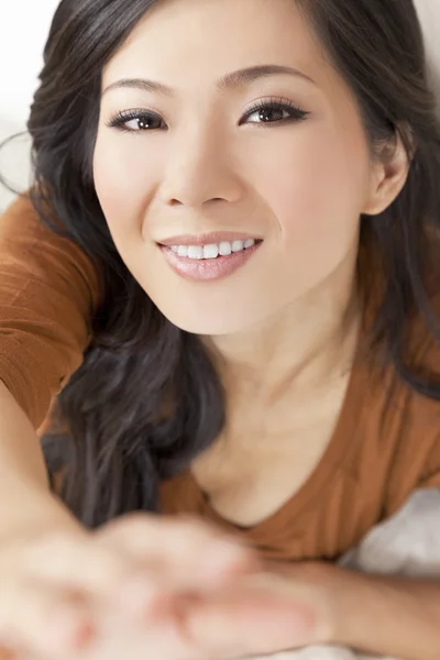 Krásná mladá asijská čínská žena až k fotoaparátu — Stock fotografie